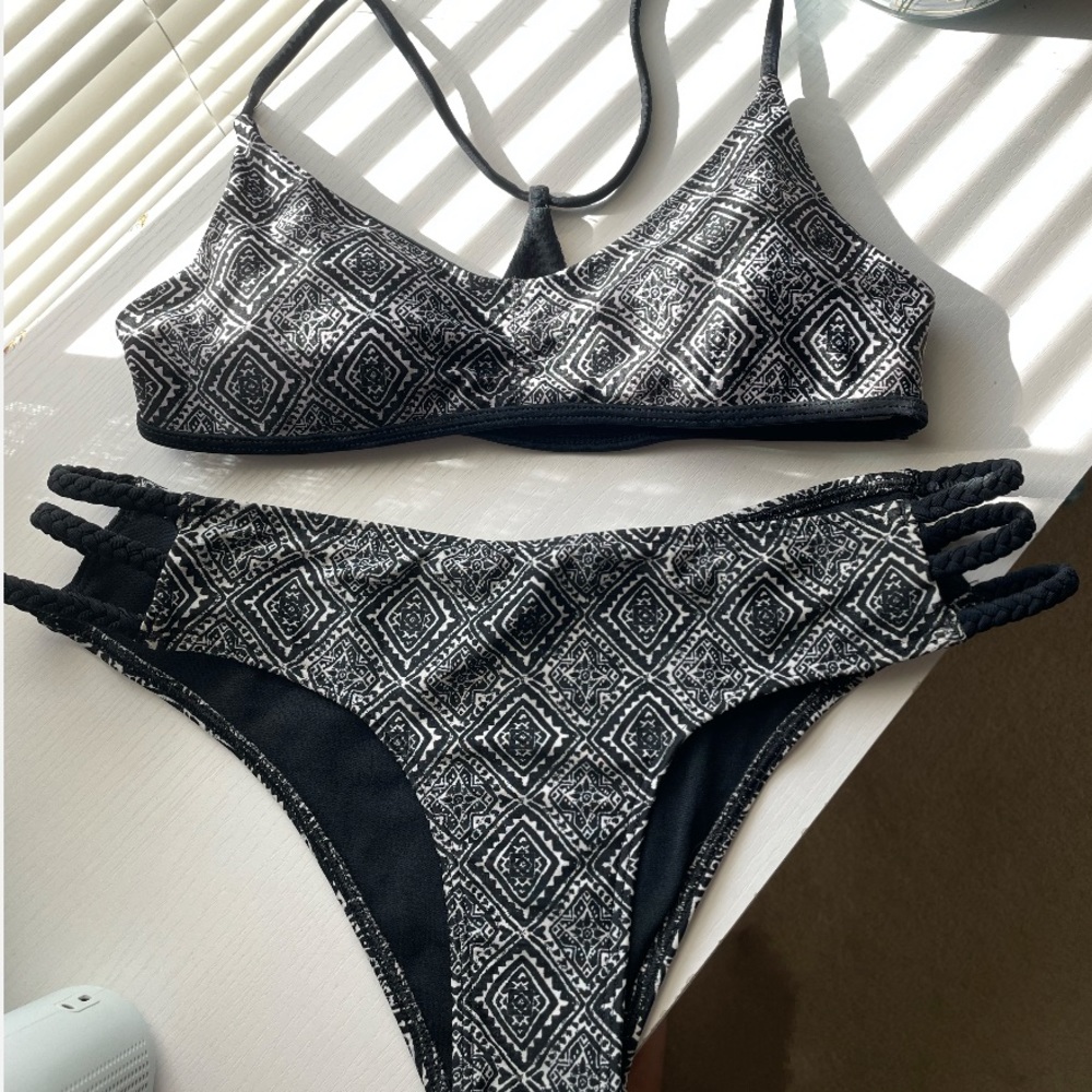 Hollister black & white design strappy Bikini set